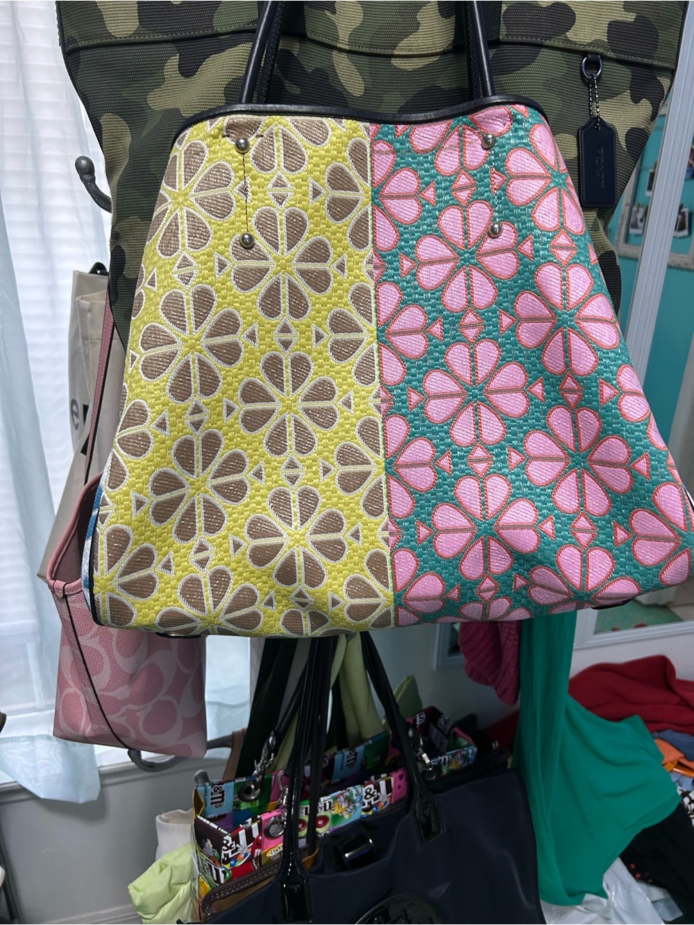Kate Spade patterned bag close-up - Picture 7 of 9